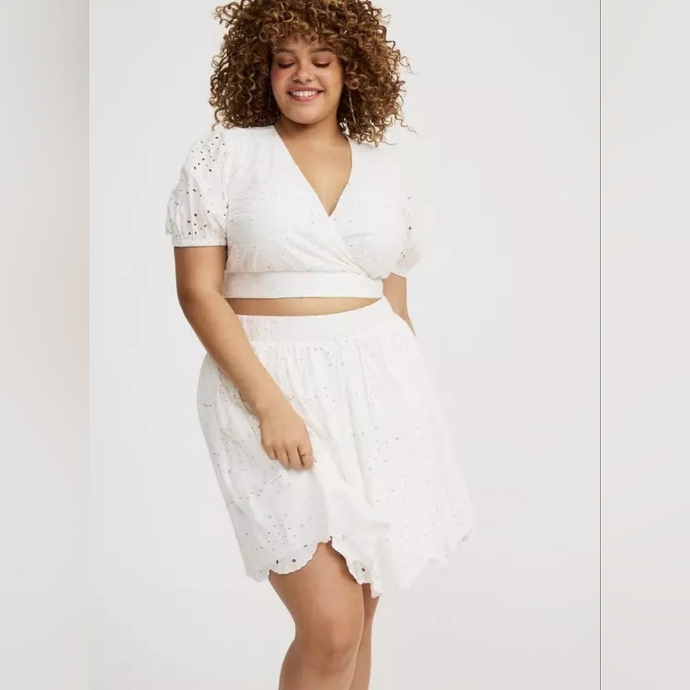 NWT Torrid Surplice Scallop Mini Skirt Set - "Cloud Dancer" White - 2X - Picture 3 of 7